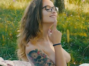 lunettes, en-plein-air, babes, hardcore, gangbang, couple, naturel, forêt, tatouage