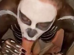 Una giovane sconosciuta sexy fa un pompino dopo una festa di Halloween