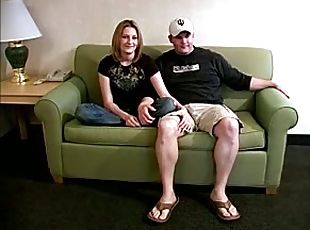 An amateur couple gets busy and fucks on the couch