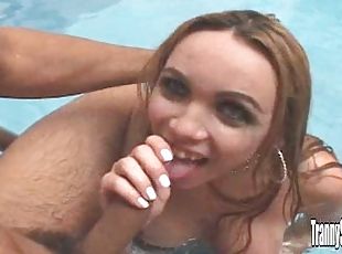 transsexuelle, gangbang, ladyboy, blonde, piscine, bout-a-bout