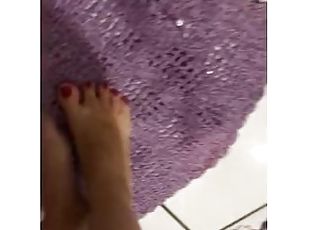 @tici_feet  Showing my red toenails (preview)  Mostrando as unhas vermelhas nos pés (prévia)