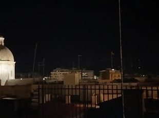 Groer Arsch wird Doggy auf einer ffentlichen italienischen Terrasse bei Nacht durchgefickt