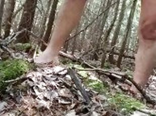 Nue et perdue dans la forêt