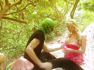Dude rams a fairy outdoors till they both orgasm at once