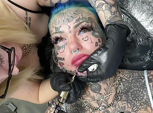 Australian bombshell Amber Luke gets a new chin tattoo
