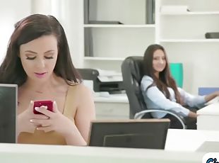 Hottie sends pussy pics to cute collegue n licks her on desk