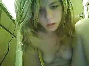 Teen does a terrific webcam show with pussy