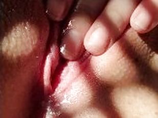 clitoris, masturbare-masturbation, pasarica, amatori, cu-degetelul, frumoasa, solo, uda