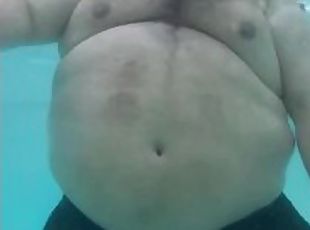 400 pound big bear taking a little dip ????