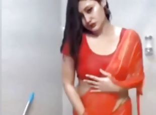 Sexy Babe in the Bathroom - live video