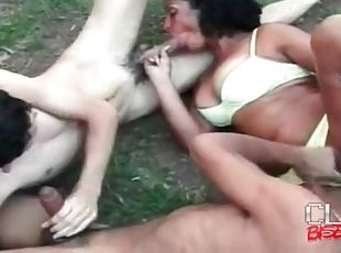 Cocksucking and pussy eating in bisexual threesome