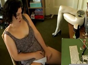 Frente ao ordenador masturbando-se