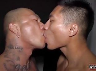 azijski, pušenje, veliki-kurac, homo, duboko-grlo, fetiš, mišićavi, tetovaže, kurac