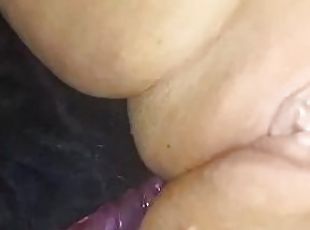 klitoris, masturbácia, orgazmus, pička, striekanie-squirt, amatérske, bbw, bacuľaté, sólo