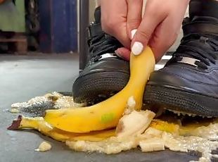 Puting on my shoes ???? poor bananas ???? Trailer/preview! JuliaApril onlyfans