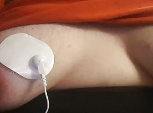 Elektro-Shocks lassen meine Titten springen
