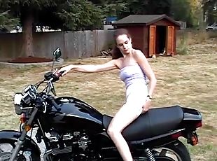 Outdoor solo masturbation by a adorable gal in a miniskirt smashing her cunt