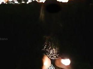 Lei si masturba in pubblico in spiaggia di notte vicino al lungomare (dialoghi in italiano)