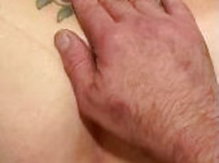 culo, cuatro-patas, orgasmo, squirting, amateur, madurita-caliente, casero, pareja, primera-persona, tatuaje