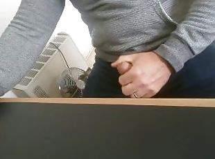 Mon mari se branle et menvoie la vido ! Une grosse gicle sur le bureau