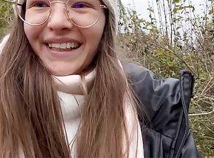 18 jähriges Teen Mädchen Pisst im Wald